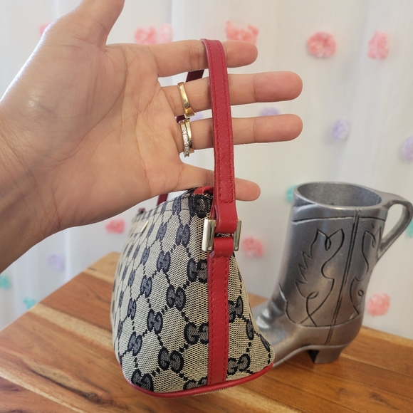 Authentic Gucci Boat Pochette 039•11032123 - Picture 4 of 17